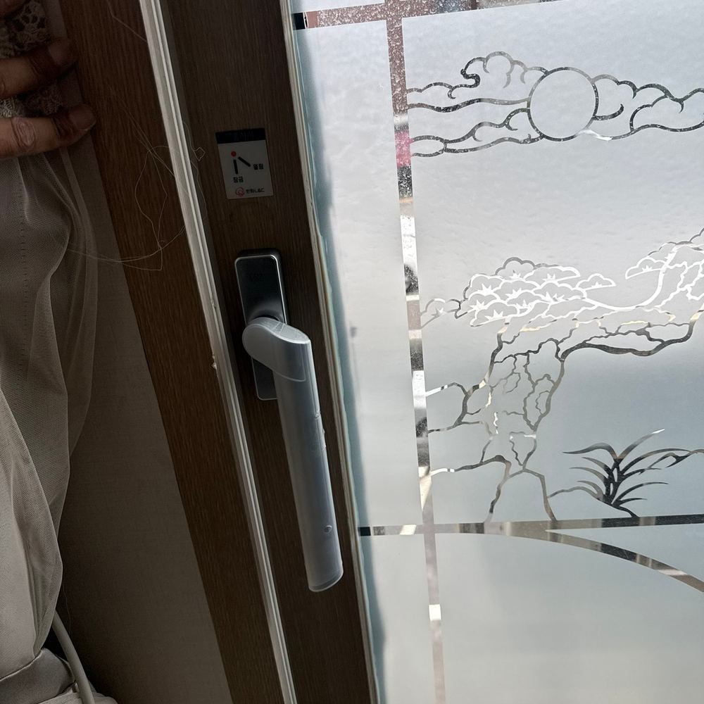 한화샷시 손잡이 교체 완료 모습, 보양 필름이 남은 새 제품